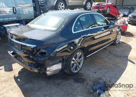 2017 Mercedes-Benz C 300 из США, поврежденный, VIN 55SWF4JB8HU218327